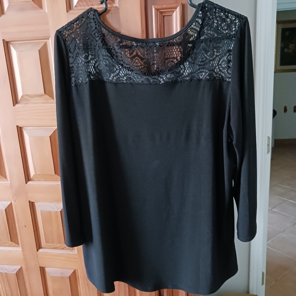 Carol Rose Black and White Floral Blouse - Picture 3 of 9
